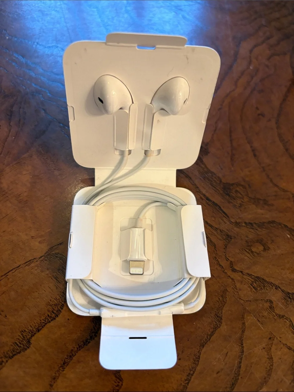 NWT Apple White Wired Earbuds in Retail Packaging